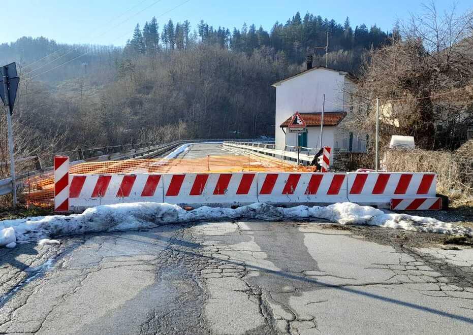 Il ponte lungo la provinciale 18 chiusa al traffico