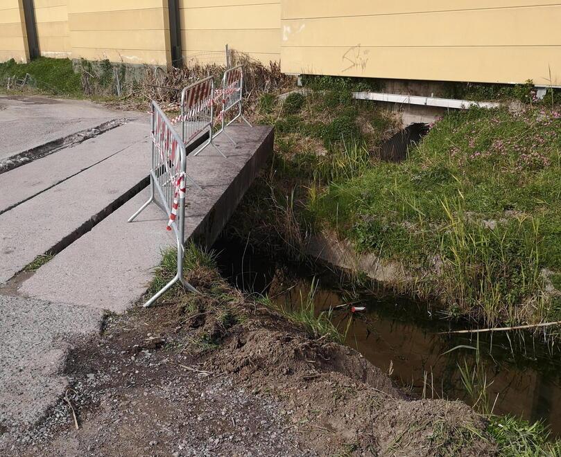 l canale in cui è finito il giovane alla guida di una 500 in una traversa di via Battilana
