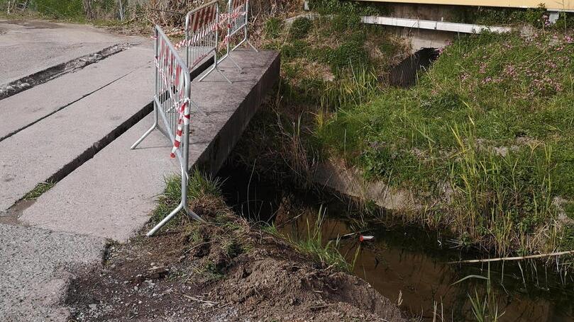 l canale in cui è finito il giovane alla guida di una 500 in una traversa di via Battilana