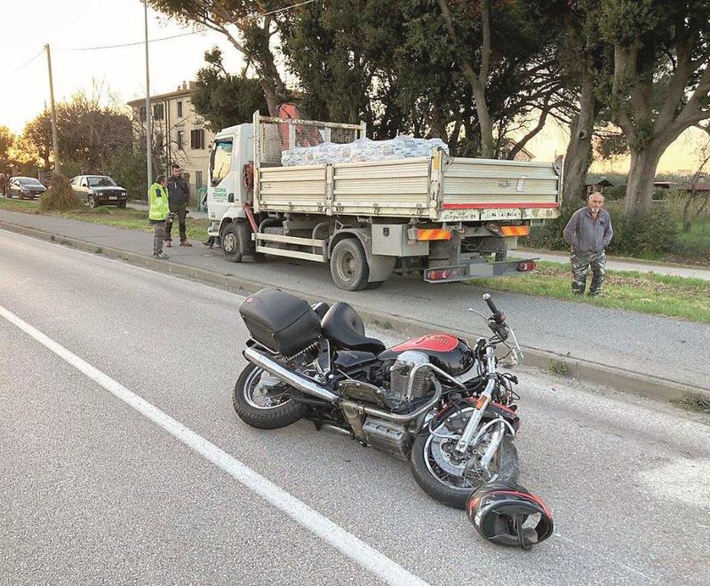 La moto Guzzi California guidata da Sergio Ermini lungo via Po e, fermo sul marciapiede, il camion contro cui il 66enne si è scontrato frontalmente (foto Michele Falorni/Silvi)