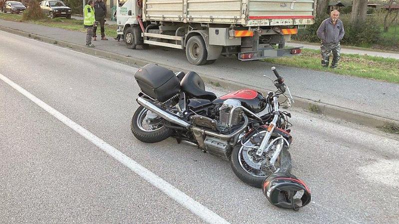 La moto Guzzi California guidata da Sergio Ermini lungo via Po e, fermo sul marciapiede, il camion contro cui il 66enne si è scontrato frontalmente (foto Michele Falorni/Silvi)