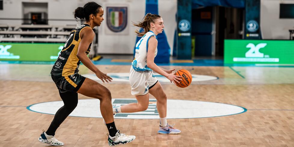 Kourtney Treffers contro una giocatrice di Brescia (foto Rmb Brixia Basket)