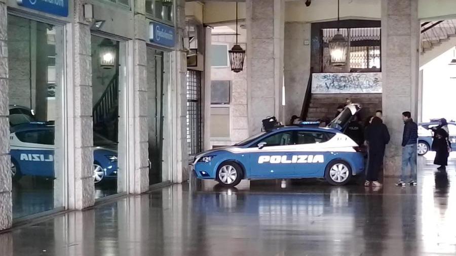 Livorno, trentenne trovato morto sulle scale dell’ex cinema Grande