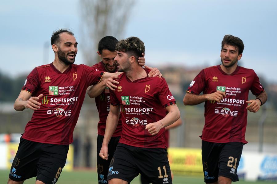 
	Cioffi esulta con i compagni dopo la prima rete del Pontedera nel match vinto 2-0 con l'Imolese (Foto di Franco Silvi)

