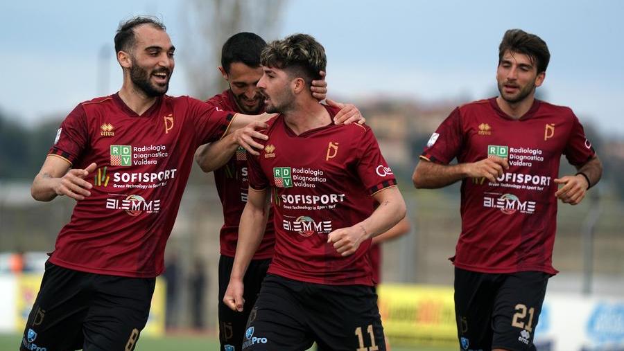 Cioffi esulta con i compagni dopo la prima rete del Pontedera nel match vinto 2-0 con l'Imolese (Foto di Franco Silvi)