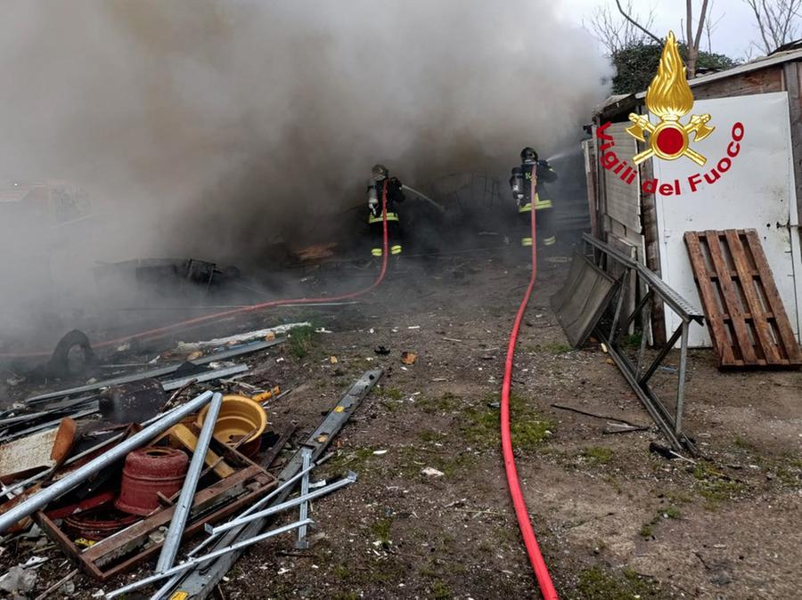 Firenze, incendio nell’ex campo nomadi dell’Argingrosso
