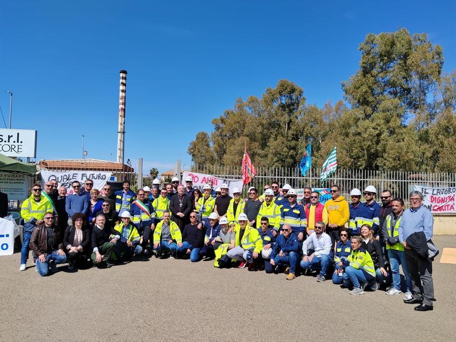 Vertenza Portovesme srl, messa col vescovo per i 120 lavoratori e le famiglie: «La Chiesa è con voi»