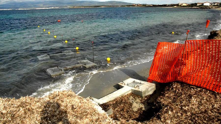 I blocchi di cemento piazzati per ospitare il pontile a Sa Marigosa