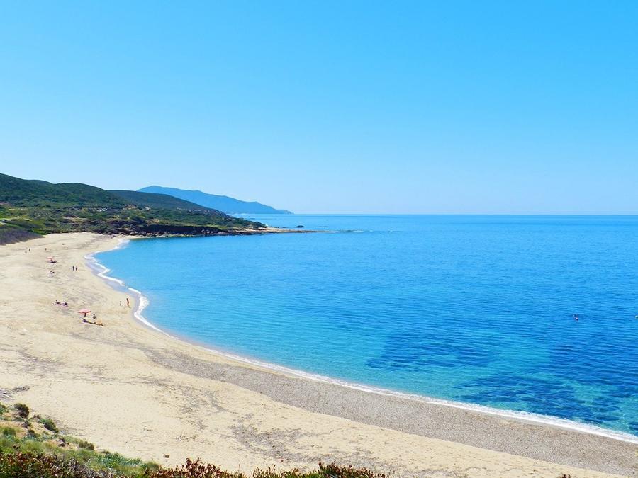 I resti di un corpo umano sulla spiaggia di Portu Maga