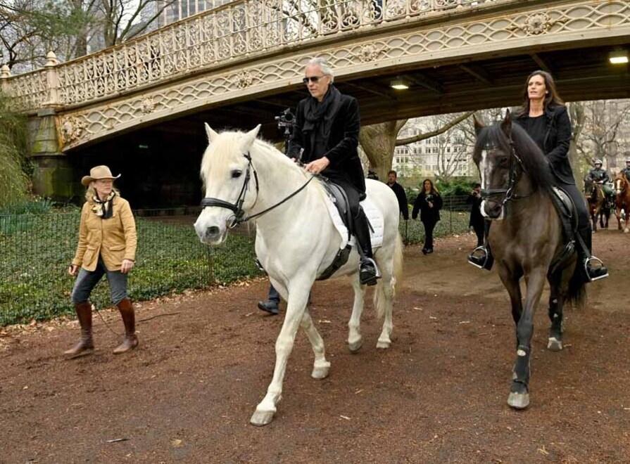 Bocelli a cavallo a New York per il docu-film sulla Francigena