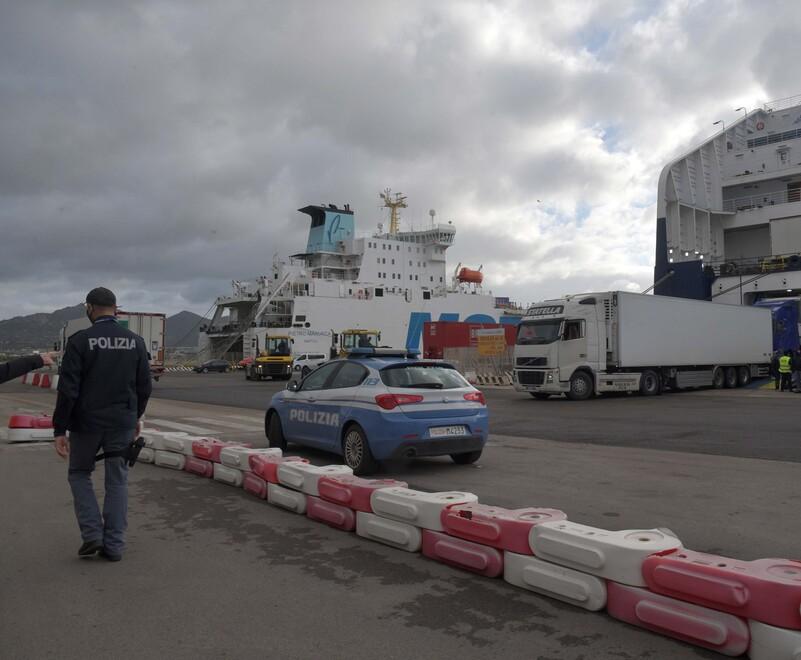 Olbia, folle corsa in auto al porto: denunciata una trentenne