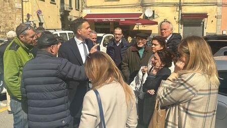 Un momento dell'incontro tra il sindaco, Michele Conti, e i residenti del quartiere San Francesco 