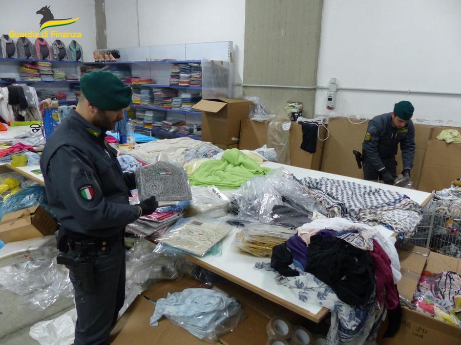 Altro maxi-sequestro di capi d’abbigliamento al Macrolotto – Video