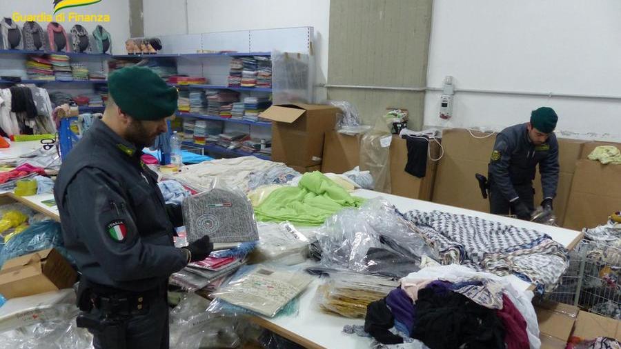 Altro maxi-sequestro di capi d’abbigliamento al Macrolotto – Video