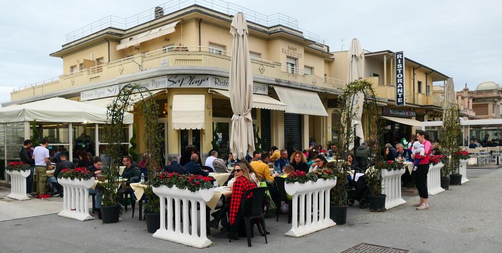 Pasqua in Versilia: ristoranti già pieni ma gli alberghi ancora no