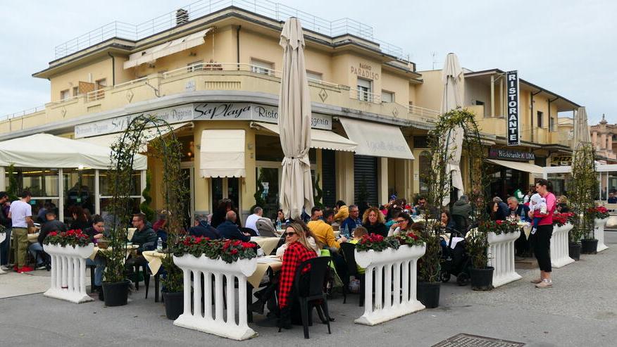 Pasqua in Versilia: ristoranti già pieni ma gli alberghi ancora no