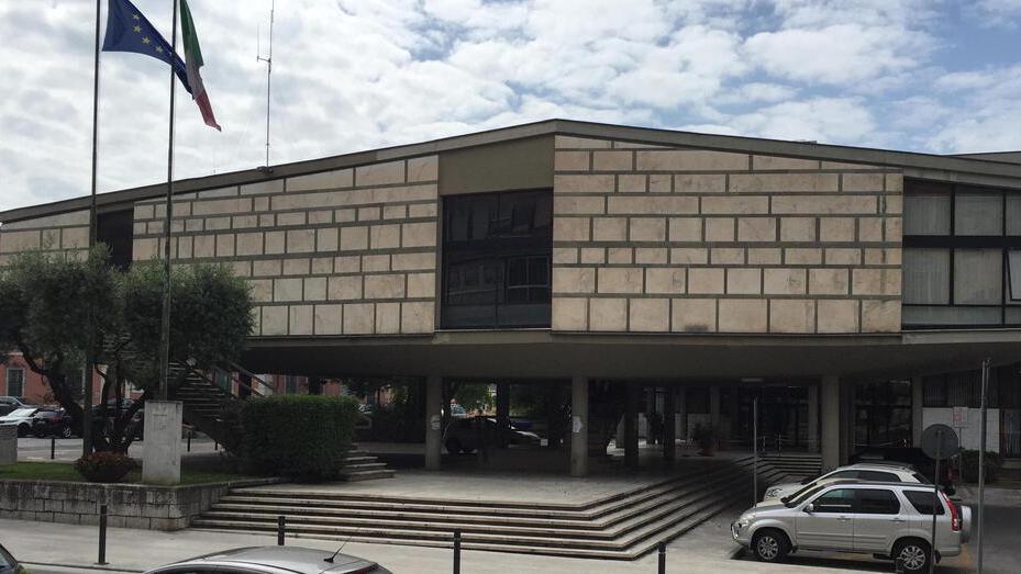Carrara, il segretario comunale è nel mirino per lo spostamento dei dipendenti