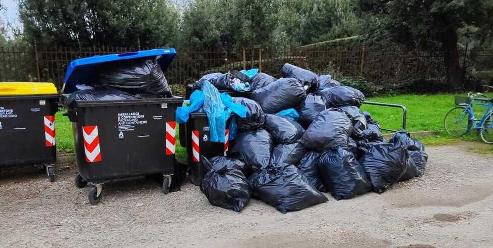 Una montagna di immondizia abbandonata nel giardino delle Scuderie Reali