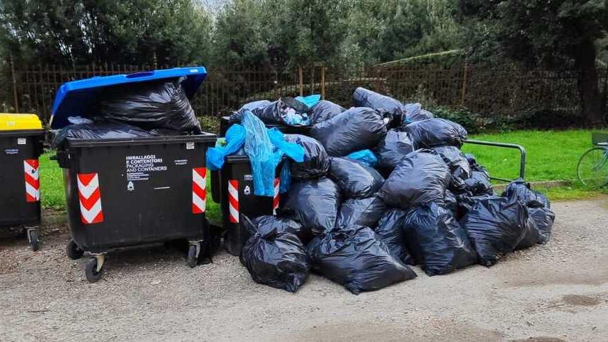 Una montagna di immondizia abbandonata nel giardino delle Scuderie Reali