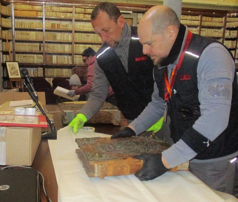Pistoia, decine di antichissimi volumi restaurati e consultabili in rete