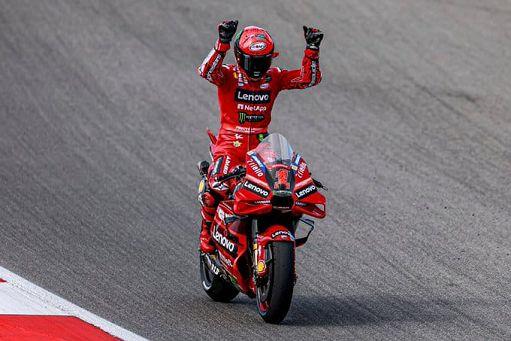 La gioia di Francesco Bagnaia dopo la vittoria sul circuito di Portimao