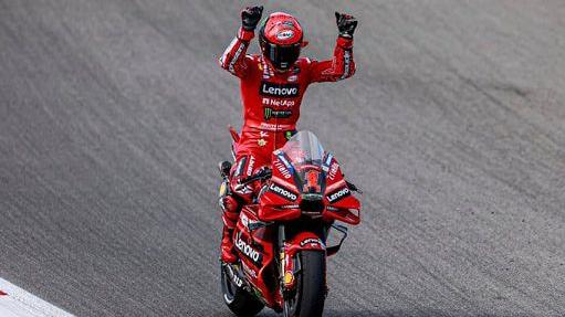La gioia di Francesco Bagnaia dopo la vittoria sul circuito di Portimao