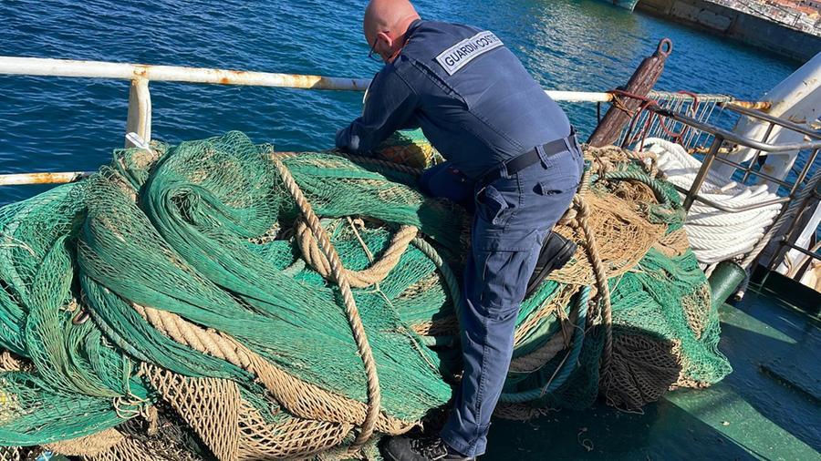 Golfo Aranci, sequestro di reti e multe per 2 pescherecci siciliani in sosta nel porto