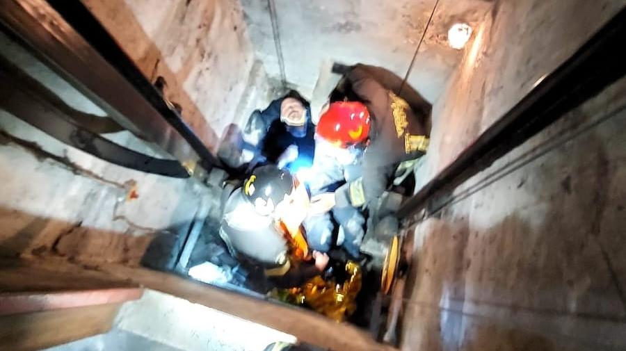 I vigili del fuoco soccorrono l'operaio ferito