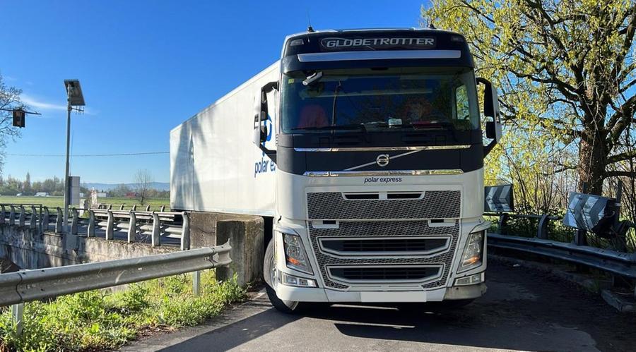 Modena autotreno incastrato, strada Gherbella bloccata alcune ore