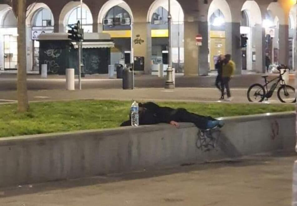 Dorme in mezzo a piazza Grande, Amadio: «Foto simbolo del degrado nel centro di Livorno» 