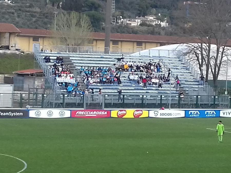 
	La tribuna degli ospiti aperta dopo le proteste

