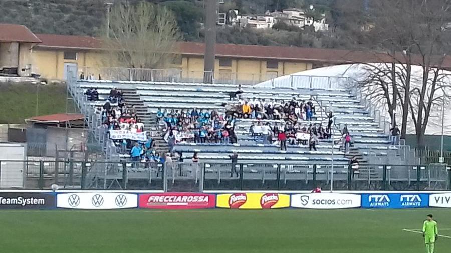 La tribuna degli ospiti aperta dopo le proteste