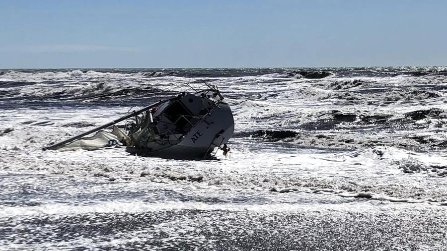 Marina di Massa, barca a vela si spiaggia