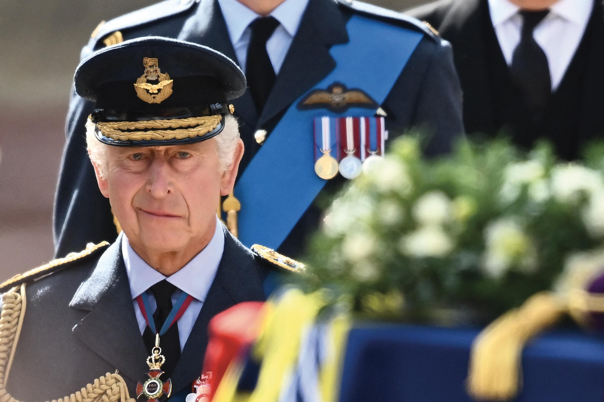 Carlo III, che fatica portare la corona
