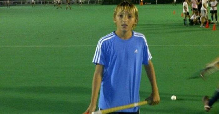 
	Un giovanissimo Mateo Retegui con il bastone di hockey su prato

