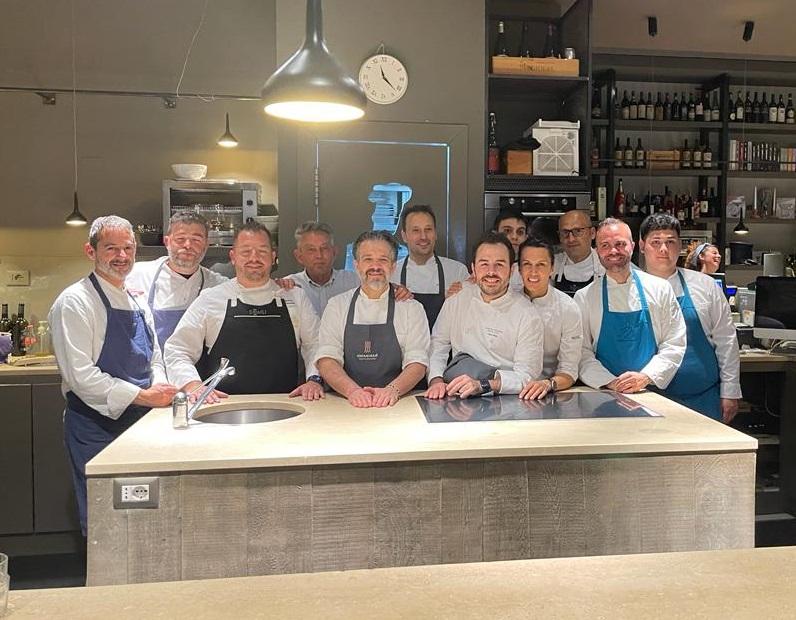
	Foto di gruppo per gli chef sardi che hanno cucinato per beneficenza a Cucina.eat

