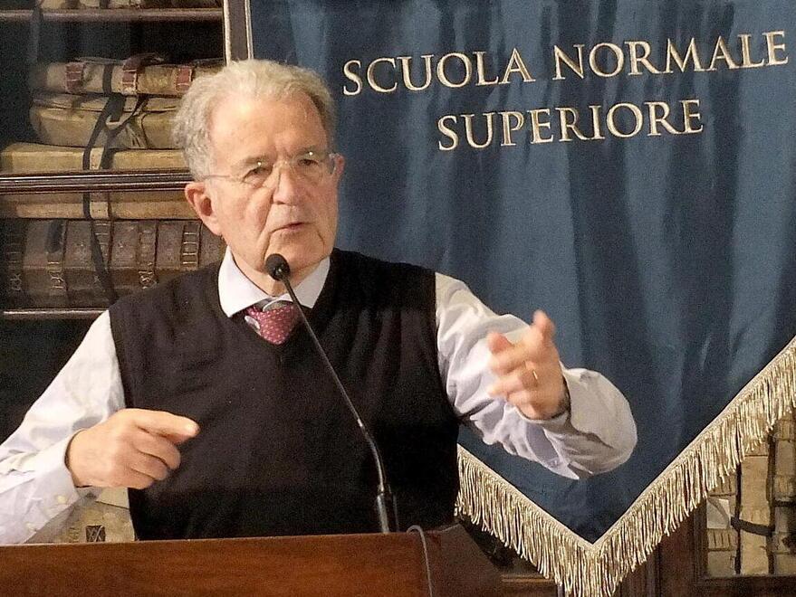 Prodi e la lectio magistralis alla Normale: «L’unità d’Europa è lontana»