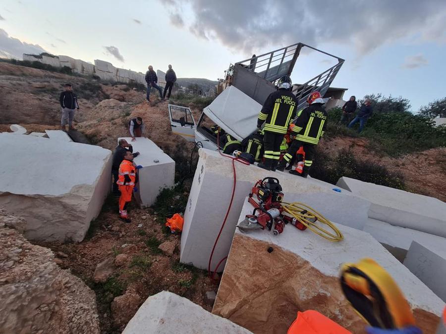Orosei, camion si ribalta nella zona delle cave: ferito il conducente