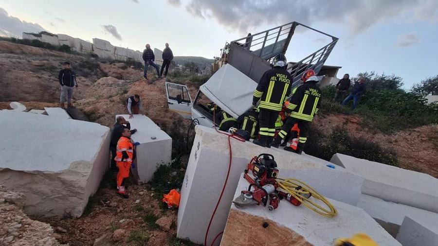 Orosei, camion si ribalta nella zona delle cave: ferito il conducente
