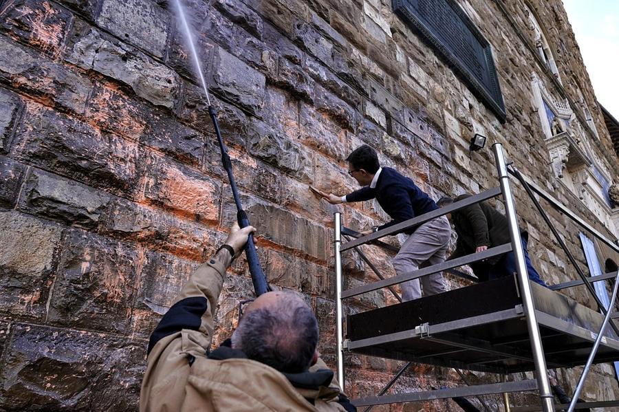 Perquisiti  i due attivisti di Ultima Generazione che hanno imbrattato Palazzo Vecchio