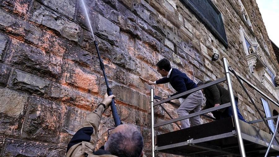 Perquisiti i due attivisti di Ultima Generazione che hanno imbrattato Palazzo Vecchio