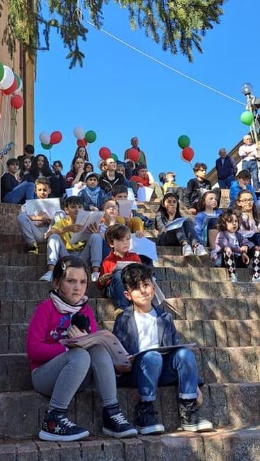 Savignano Il concorso dedicato ai bambini è un successo: gli alunni del paese disegnano il loro borgo antico 