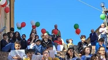 Savignano Il concorso dedicato ai bambini è un successo: gli alunni del paese disegnano il loro borgo antico