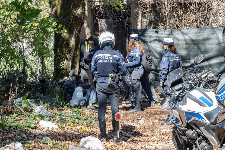 Modena La baracca dove si fuma crack accanto ai campetti per i bimbi