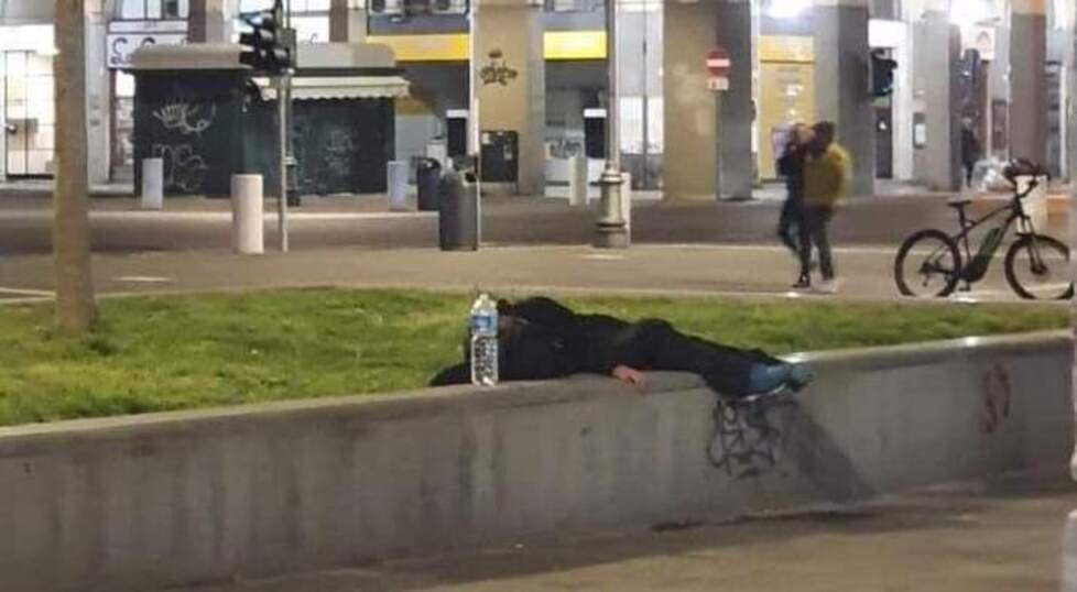 Svenuto in piazza Grande, il sindaco di Livorno replica ad Amadio: «Invece di fare la foto, meglio dare aiuto» 