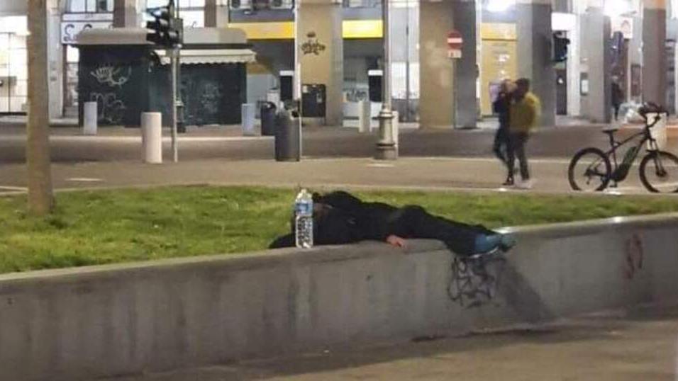 Svenuto in piazza Grande, il sindaco di Livorno replica ad Amadio: «Invece di fare la foto, meglio dare aiuto»