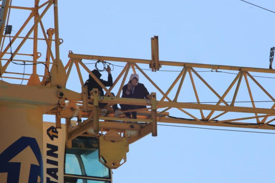 Modena, operai si barricano in cima alla gru del cantiere ex Amcm in via Sigonio: convinti a scendere dopo più di 4 ore