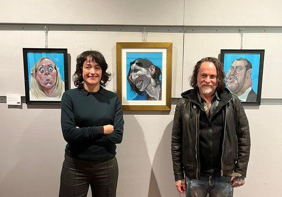 La caricatura di Schlein a Villa Martini, l’autore: «La mia è solo satira»