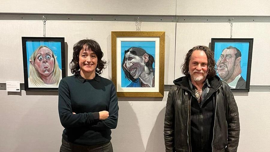 La caricatura di Schlein a Villa Martini, l’autore: «La mia è solo satira»