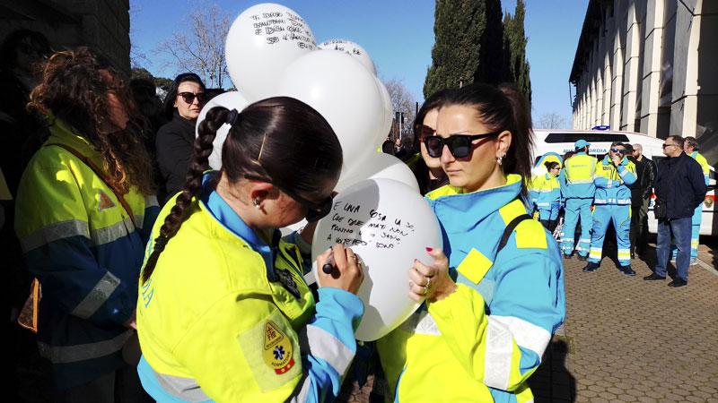 Palloncini e lacrime per l’addio ad Ale. «Vola in alto amico, adesso sei libero»